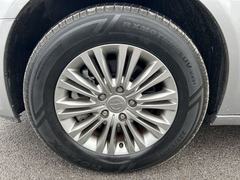 Used 2016 Chrysler Town & Country Touring-L image 11