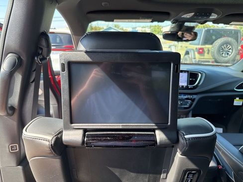 New 2026 Chrysler Pacifica Limited w/ Uconnect Theater Family Group image 18