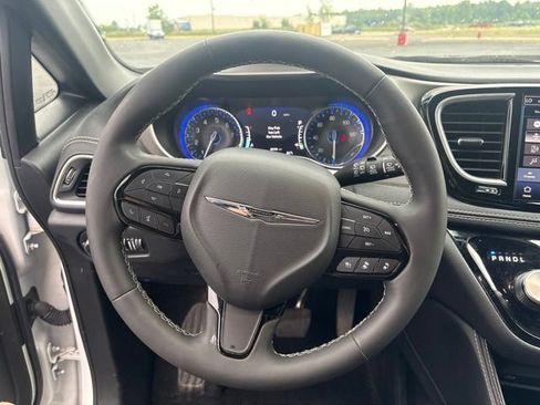 Used 2024 Chrysler Pacifica Limited w/ Uconnect Theater Family Group FWD image 9