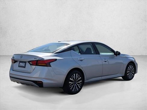 Used 2024 Nissan Altima 2.5 SV FWD image 6