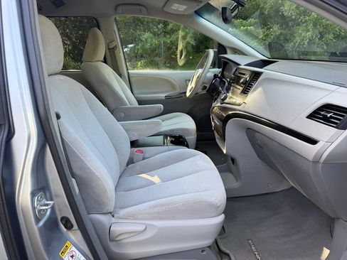Used 2013 Toyota Sienna LE FWD image 28