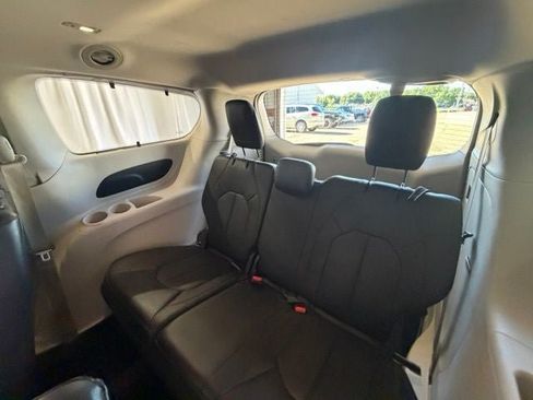 Used 2020 Chrysler Pacifica Touring-L FWD image 20