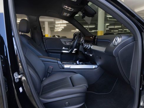 Used 2025 Mercedes-Benz GLB 250 image 27