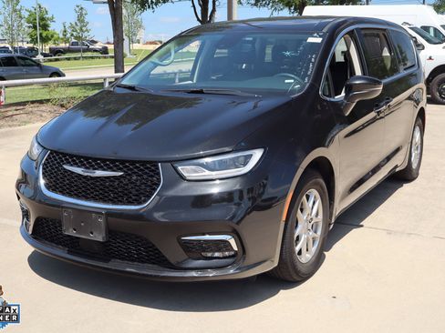 Used 2023 Chrysler Pacifica Touring-L FWD image 8