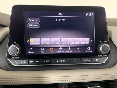 Used 2025 Nissan Rogue SV AWD/4WD image 3