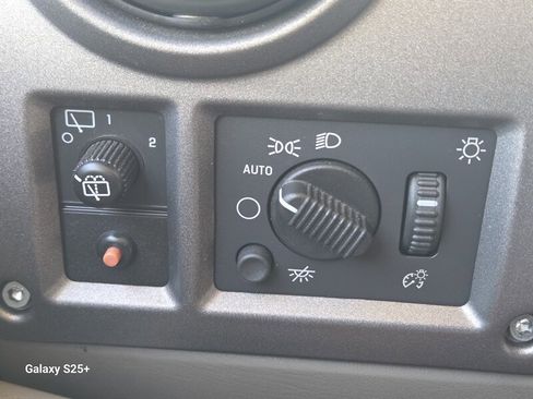 Used 2004 HUMMER H2 w/ Preferred Equipment Group AWD/4WD image 38