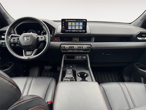 Used 2025 Honda Pilot TrailSport image 10