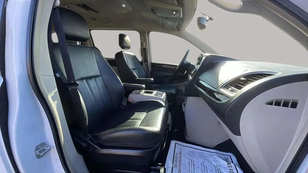 Used 2014 Chrysler Town & Country Touring FWD image 14