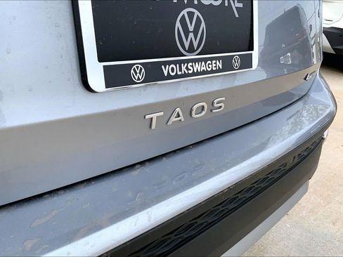 Certified 2025 Volkswagen Taos SE image 8