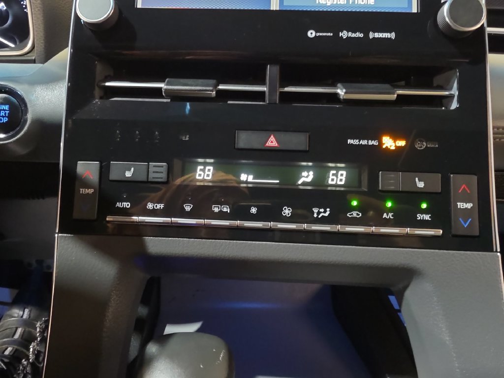 Used 2019 Toyota Avalon XSE w/ All Weather Liner Package FWD image 17