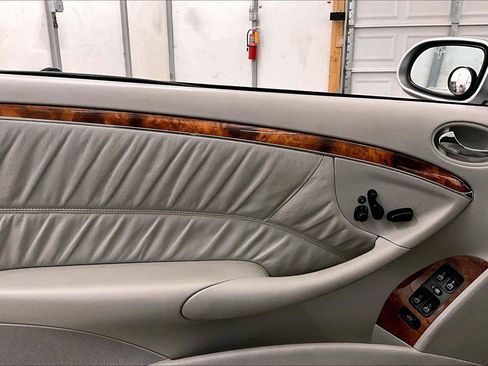 Used 2005 Mercedes-Benz CLK 320 Cabriolet image 23