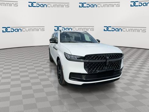 New 2026 Lincoln Navigator Reserve w/ Jet Appearance Package AWD/4WD image 3