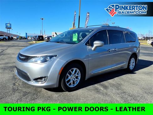 Used 2020 Chrysler Pacifica Touring-L image 8