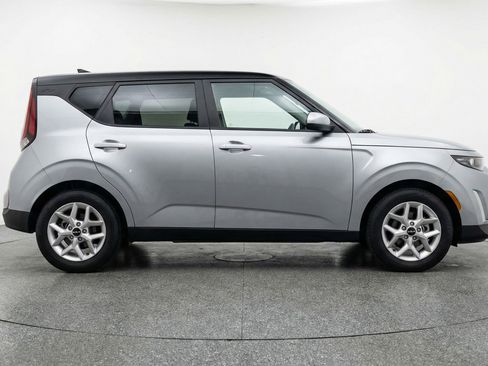 Used 2025 Kia Soul LX w/ LX Technology Package image 11
