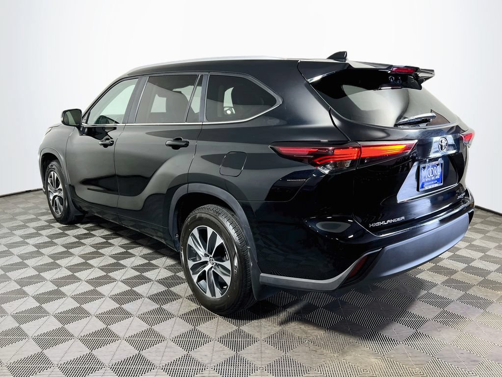 Used 2025 Toyota Highlander XLE AWD/4WD image 5
