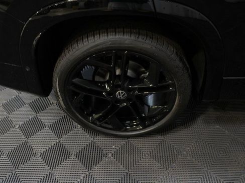 New 2025 Volkswagen Tiguan SE R-Line image 25