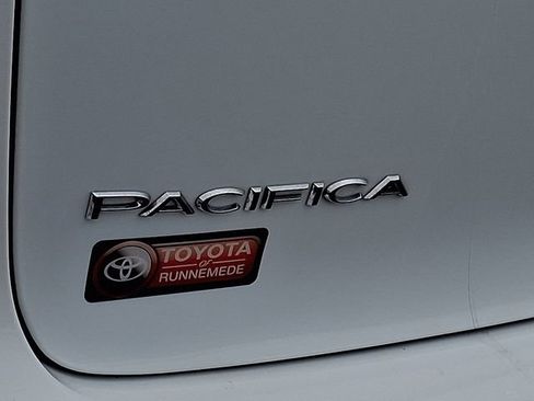 Used 2023 Chrysler Pacifica Touring-L image 28