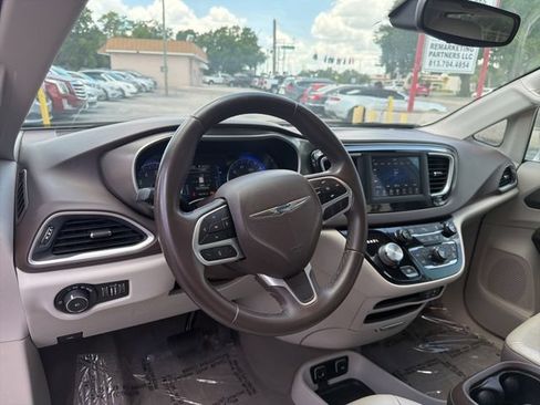 Used 2018 Chrysler Pacifica Touring-L FWD image 9