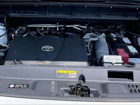 Used 2022 Toyota Highlander XLE AWD/4WD image 30