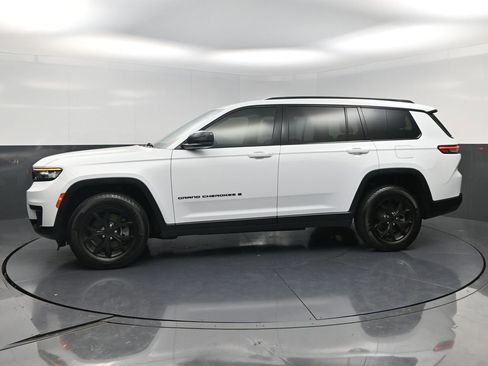Used 2025 Jeep Grand Cherokee L Altitude RWD image 3
