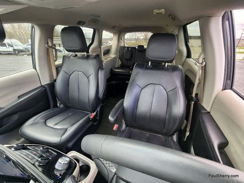 Used 2022 Chrysler Pacifica Touring-L image 41