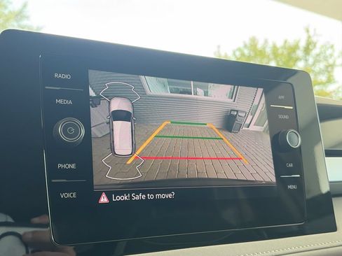 Certified 2025 Volkswagen Taos SE FWD image 23