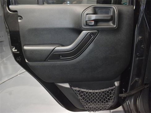 Used 2017 Jeep Wrangler Unlimited Sahara image 15