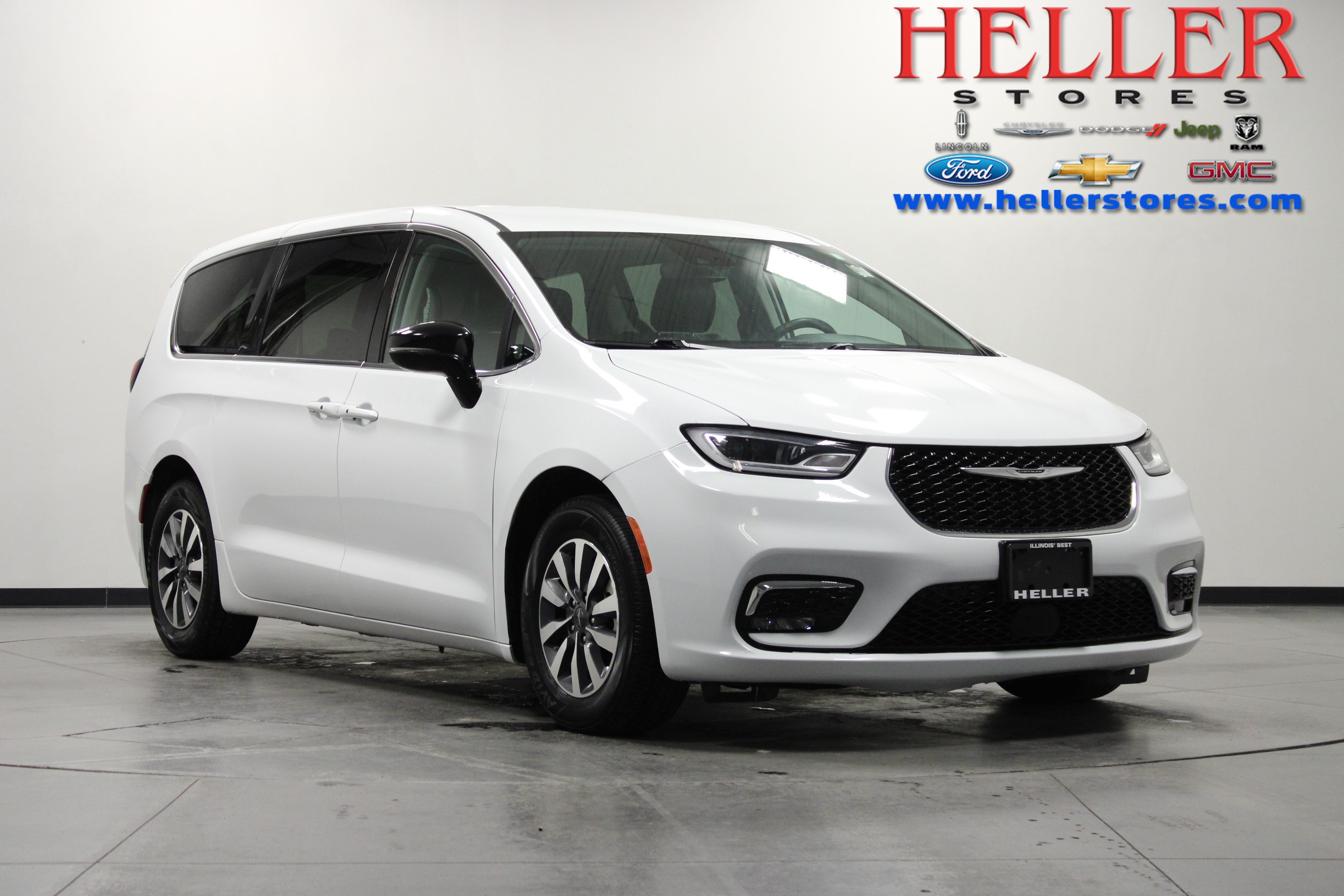 Used 2024 Chrysler Pacifica Limited FWD image 1