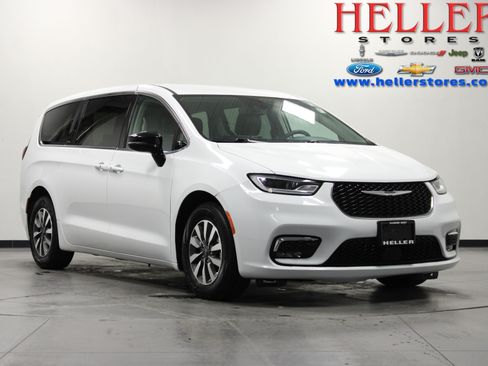Used 2024 Chrysler Pacifica Limited FWD image 1