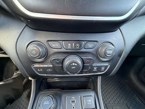 Used 2019 Jeep Cherokee Latitude Plus w/ Cold Weather Group AWD/4WD image 33