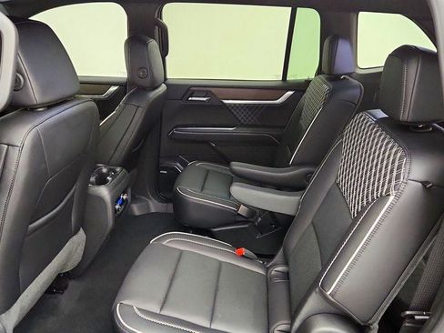 Used 2025 GMC Acadia Denali FWD image 20
