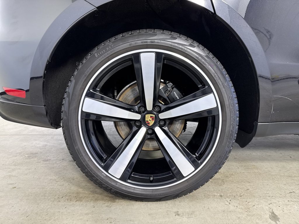 Certified 2023 Porsche Macan AWD/4WD image 16