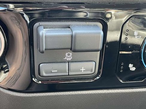 Used 2025 GMC Sierra 1500 SLT AWD/4WD image 28