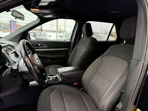 Used 2018 Ford Explorer XLT image 19