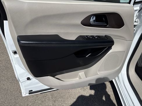 Used 2023 Chrysler Voyager LX FWD image 10