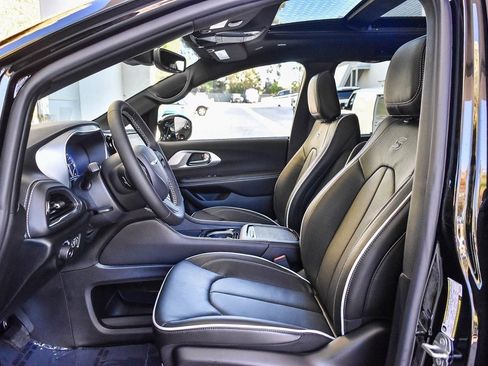 New 2026 Chrysler Pacifica Limited w/ S Appearance Package image 12