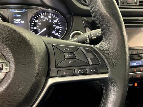Used 2017 Nissan Rogue SV AWD/4WD image 13