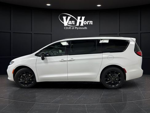 New 2026 Chrysler Pacifica Select AWD/4WD image 4