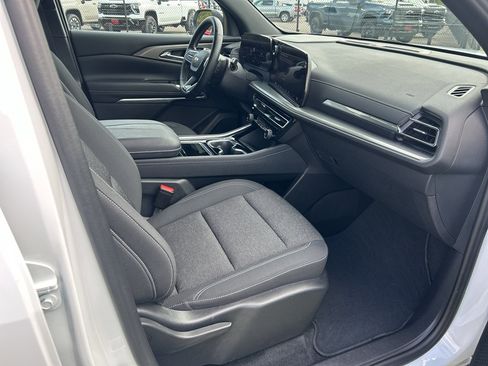 Used 2024 Chevrolet Traverse LT image 15