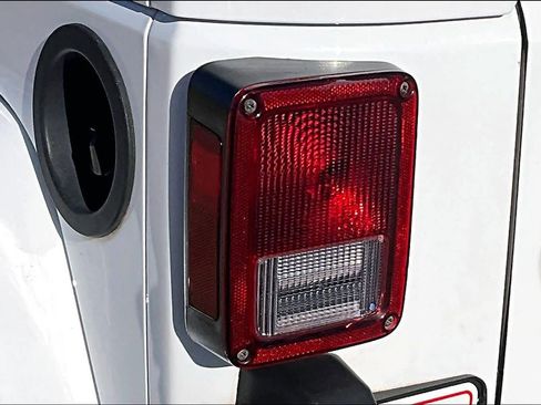 Certified 2018 Jeep Wrangler Unlimited Sahara image 27