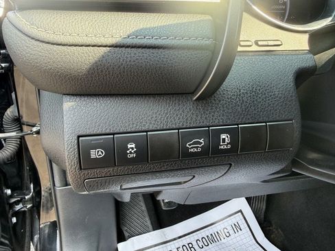 Used 2019 Toyota Camry SE w/ Convenience Package FWD image 15