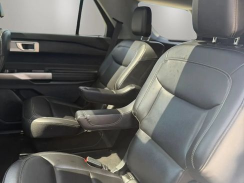 Used 2023 Ford Explorer XLT w/ Equipment Group 202A AWD/4WD image 18