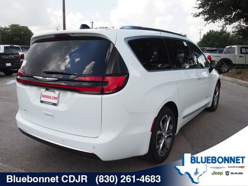 New 2026 Chrysler Pacifica Pinnacle FWD image 6