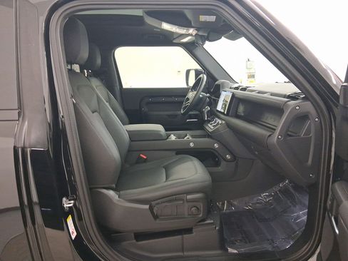 Used 2025 Land Rover Defender 90 S image 30