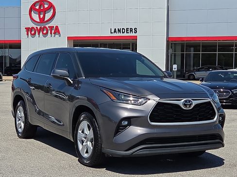 Used 2021 Toyota Highlander LE FWD image 1