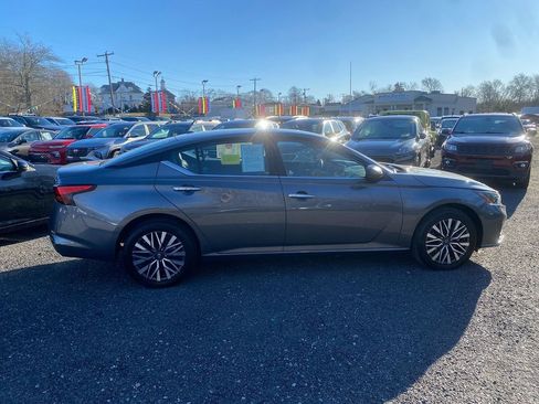 Used 2024 Nissan Altima 2.5 SV image 4