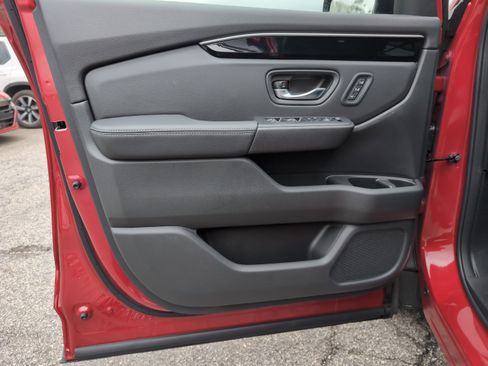 Certified 2025 Honda Pilot Touring image 16