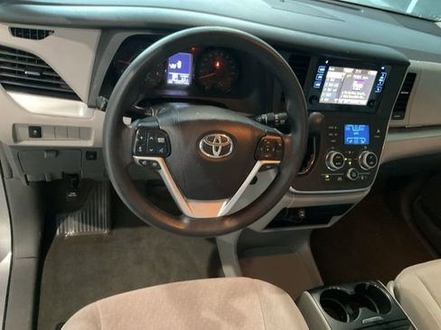 Used 2017 Toyota Sienna LE image 5