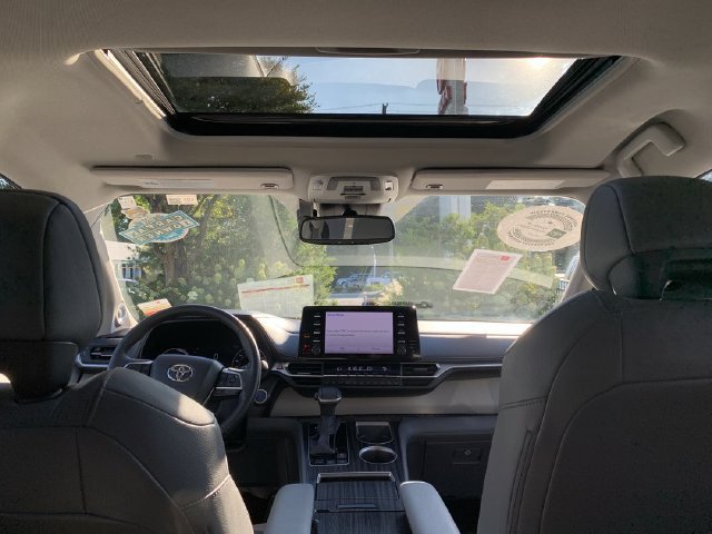 Used 2023 Toyota Sienna Limited FWD image 32