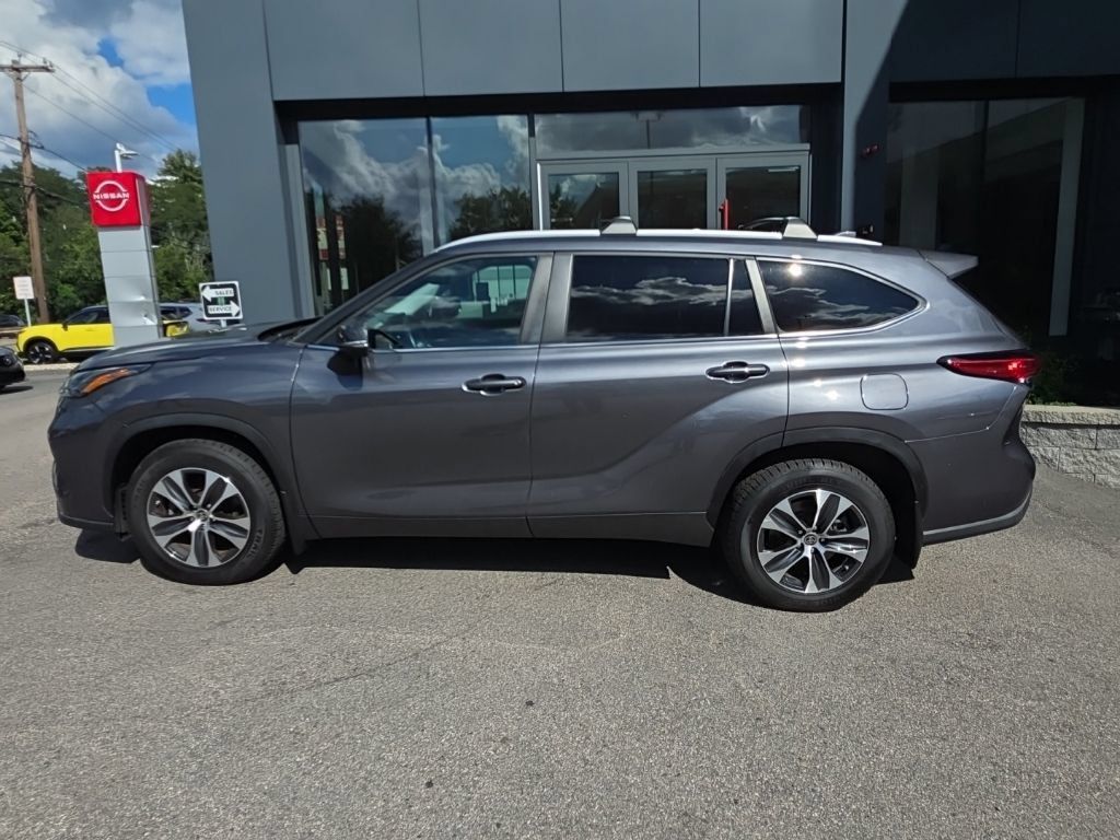 Used 2023 Toyota Highlander XLE AWD/4WD image 3